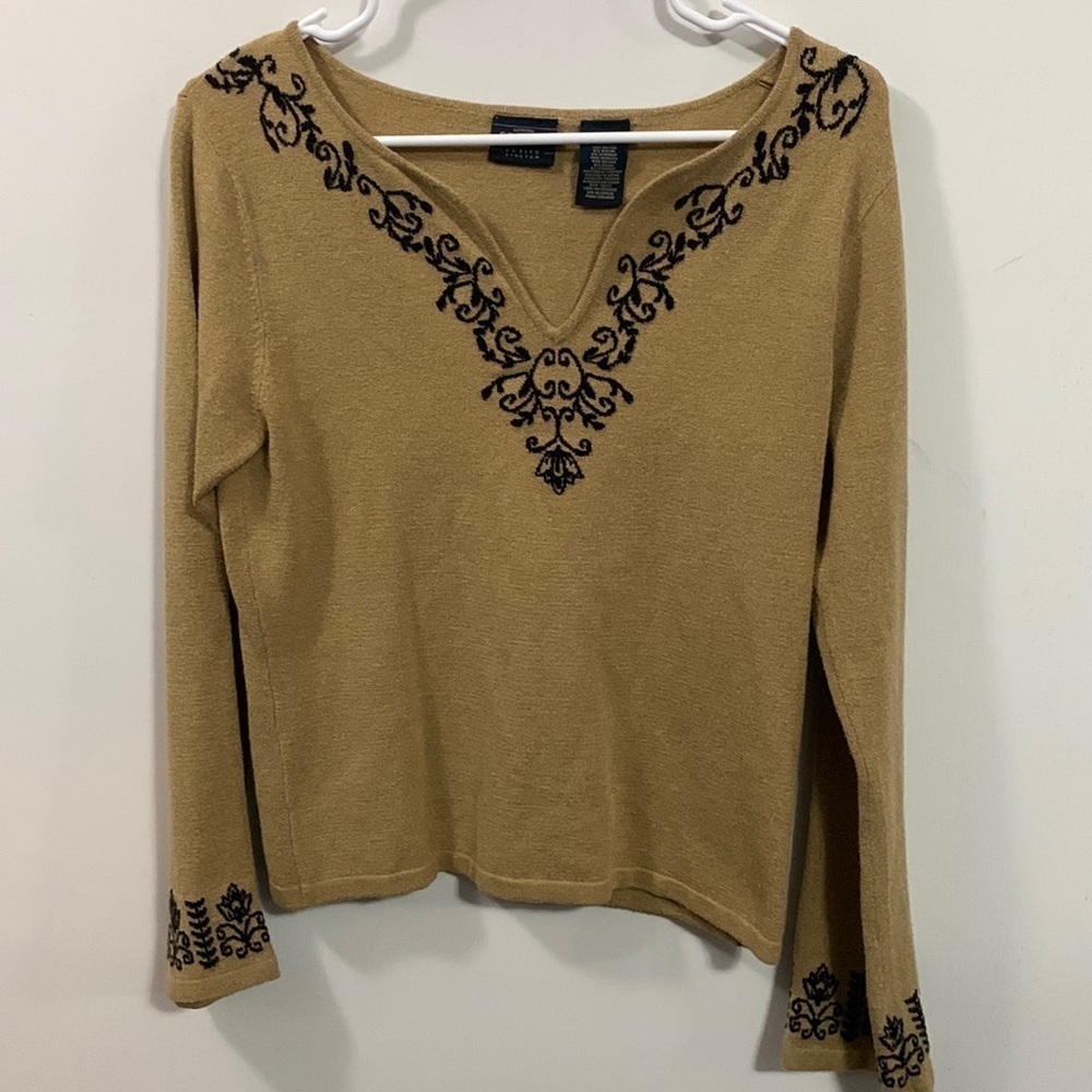 Sonoma V-Neck Sweater, tan with black embroidery, Size Medium Petite good cond